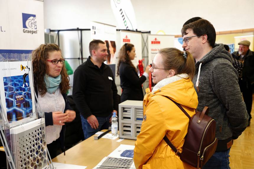 Im Gespräch bei der Ausstellungsbörse. ©Stefan Rühling img 7469