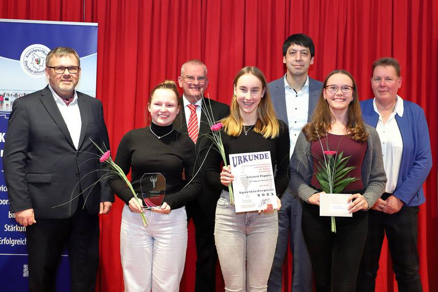 Stellvertretend für die ganze Gruppe erhielten drei Tänzerinnen der Greatest Poppies den Sportförderpreis. ©Stefan Rühling