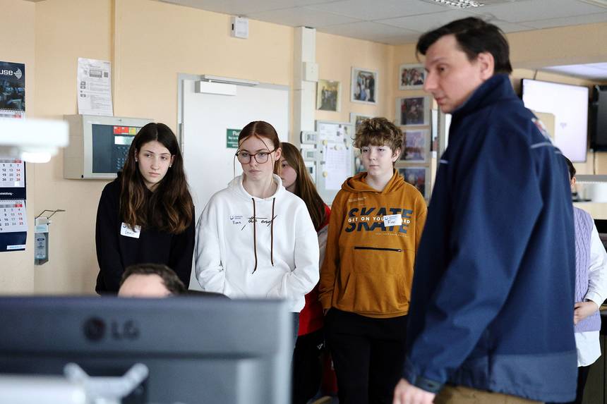 Interessiert verfolgen die Schüler an den Monitoren, wie eine Notruf-Meldung funktioniert. ©Stefan Rühling pressefoto1