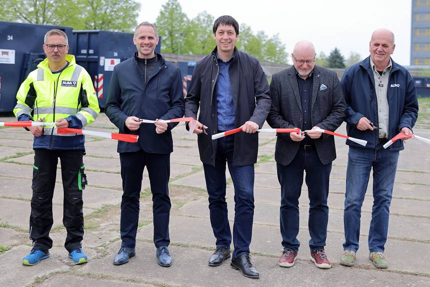 Haben das obligatorische Band zur Eröffnung zerschnitten: Thomas Thiermann (ALS, von links), Steffen Schilm, Patrick Puhlmann, Hendrik Galster und Ronald Mertens. ©Stefan Rühling sr1 3393