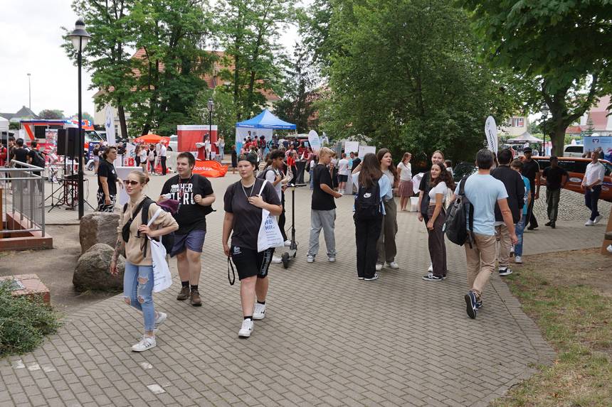 Das Gelände der Diesterweg-Sekundarschule während der Open-Air-Ausbildungs- und Praktikumsbörse 2023. ©Philipp Schwerin dsc00068