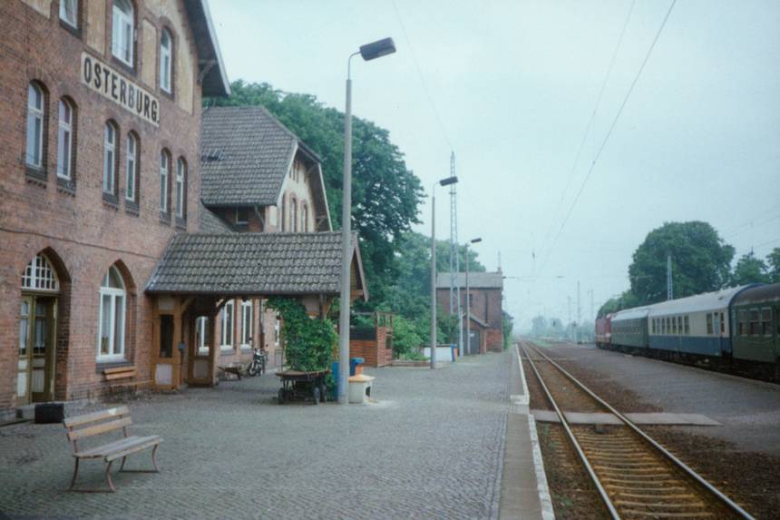 Der Osterburger Bahnhof mit einem D-Zug. Lange war die Stadt an das Fernverkehrsnetz angeschlossen. ©Jörn Maaß a014 obg mit d zug