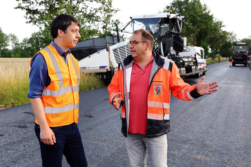 Carsten Köppe (rechts) erklärt dem Landrat den aktuellen Stand der Arbeiten. pressefoto
