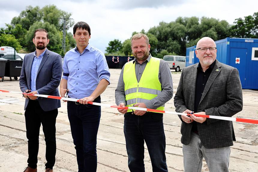 Mathias Bölt (Bürgermeister Havelberg, von links), Patrick Puhlmann, Jan Rungweber (ALBA) und Hendrik Galster eröffnen den Recyclinghof. sr1 6851