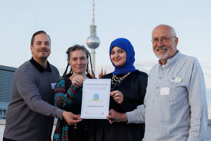 Aus der Stendaler Steuerungsgruppe des Programms „Land.Zuhause.Zukunft“ besuchten Jakob Wernike (Integrationskoordinator Landkreis Stendal, von links), Christine Zacharias (Migrationsberatung DRK), Batoul Al Khouder (Ehrenamt Integration) und Jürgen Lenski (Stendaler Migrantenverein) die Gründungsveranstaltung in Berlin. ©Landkreis Stendal