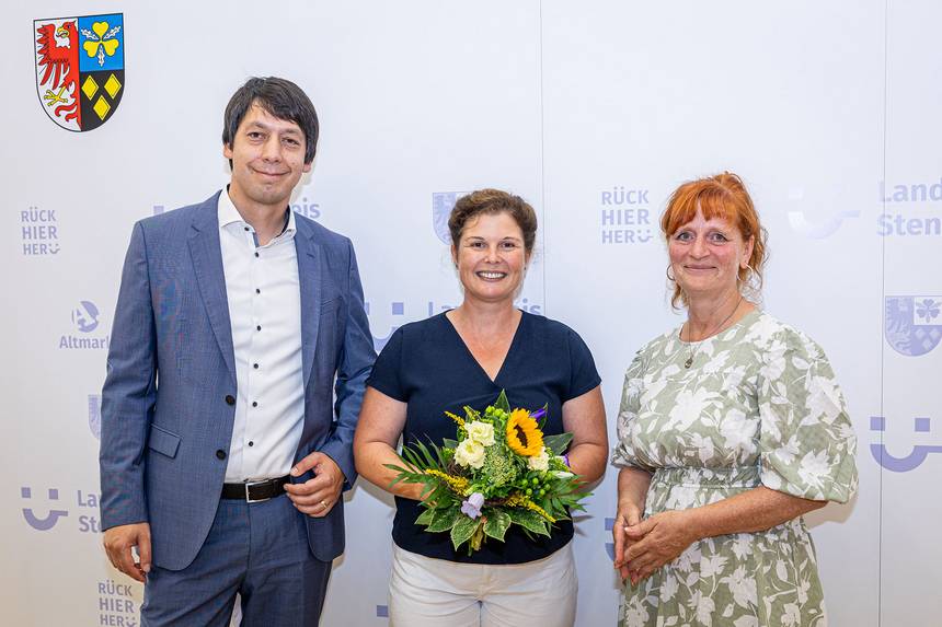 Patrick Puhlmann (links) und Annegret Schwarz (rechts) gratulieren Maria Hansen mit einem Blumenstrauß zur Wahl. ©Stefan Rühling