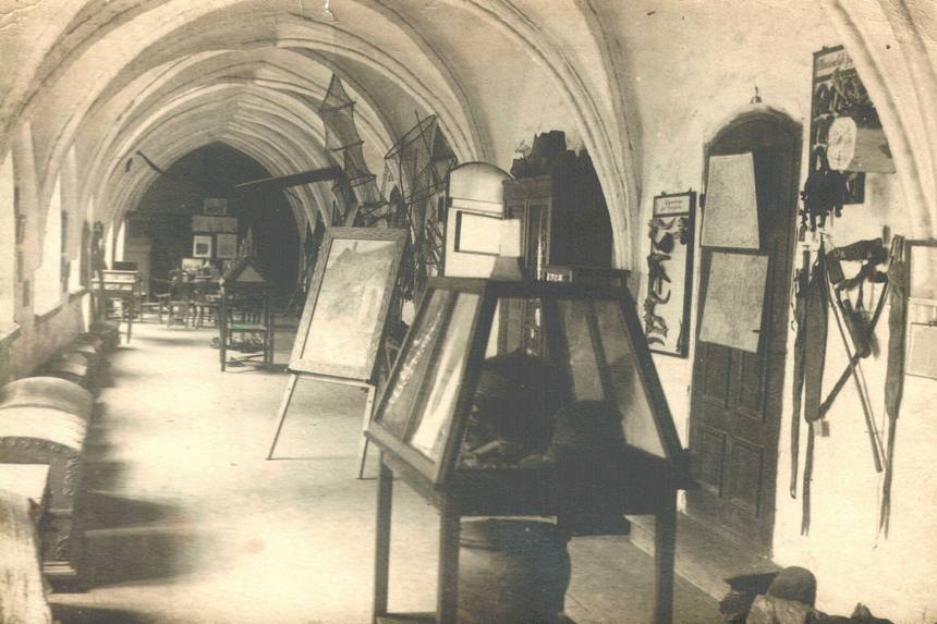 Ein Blick in die erste Ausstellung im Kreuzgang aus dem Jahr 1910 ©Landkreis Stendal pressefoto