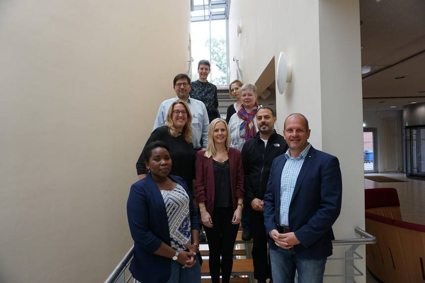 Am Erfahrungsaustausch nahmen folgende Personen teil: Vertreterinnen des Ministeriums für Arbeit, Soziales, Gesundheit und Gleichstellung des Landes Sachsen-Anhalt (Diane Niyonkuru, Dr. Britta Krause, Jennifer Markwort, Lucia Bunte), Laia Serra und Gustavo Barriga von der Bezirksregierung Barcelona sowie Reiko Lühe (Inklusionsbeirat), Johanna Michelis (Örtliche Teilhabemanagerin) und Sebastian Stoll (stellvertretender Landrat).