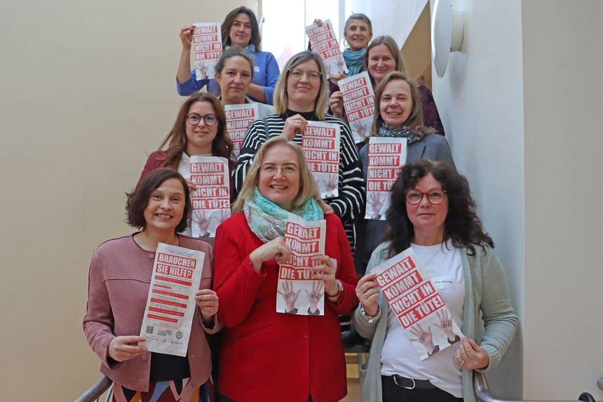 Die Projektgruppe „Gemeinsam gegen Gewalt“ präsentiert ihre Bäckertüten. ©Landkreis Stendal pressefoto