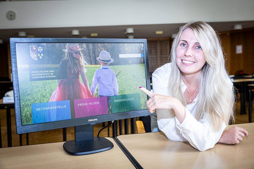 Fabienne Meineke präsentiert die neue Homepage der „Frühen Hilfen“. ©Stefan Rühling pressefoto