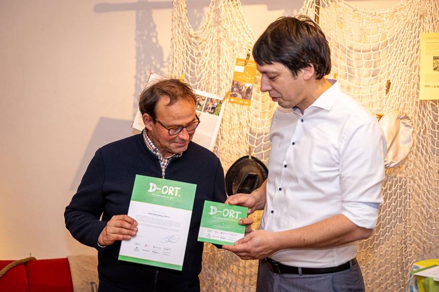 Landrat Patrick Puhlmann (rechts) überreicht Urkunde und Plakette an Norbert Krebber. ©Stefan Rühling pressefoto