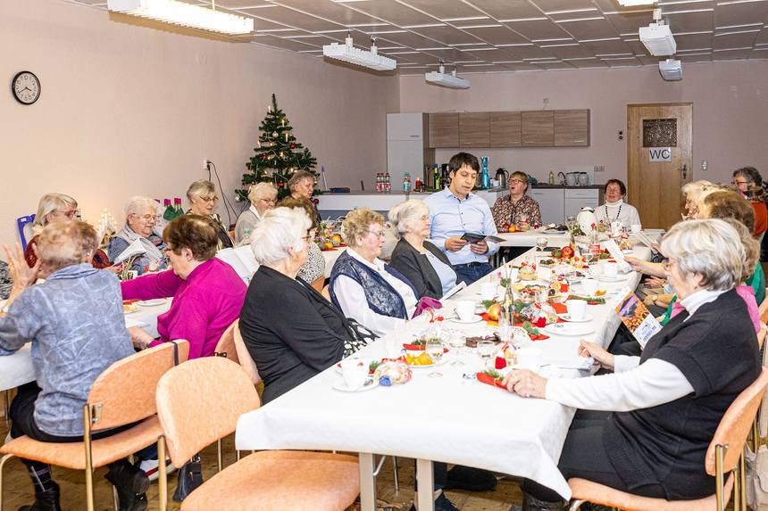 Patrick Puhlmann gesellte sich in die Mitte der Frauen und gemeinsam wurden Weihnachtslieder gesungen. ©Stefan Rühling pressefoto