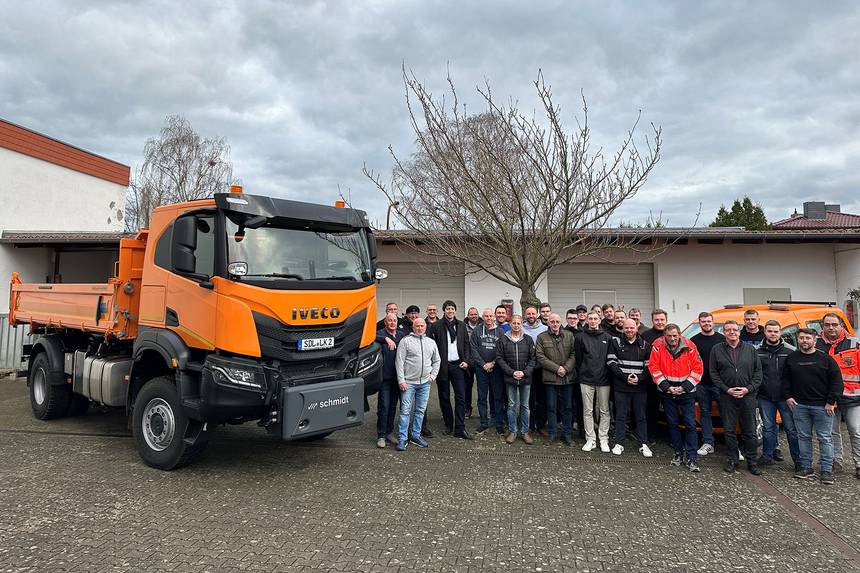 Das Team der Kreisstraßenmeisterei um Landrat Patrick Puhlmann und Kreisstraßenmeister Carsten Köppe vor den neuen Fahrzeugen. ©Landkreis Stendal pressefoto
