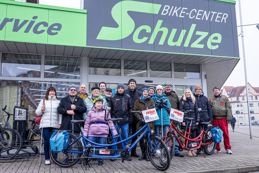 Vor dem Bike-Center Schulze haben Monika Möller (vorn), Horst Möller (rechts) und weitere Vertreter von Landkreis sowie Blinden- und Sehbehindertenverband die neuen Tandems in Empfang genommen. ©Stefan Rühling pressefoto