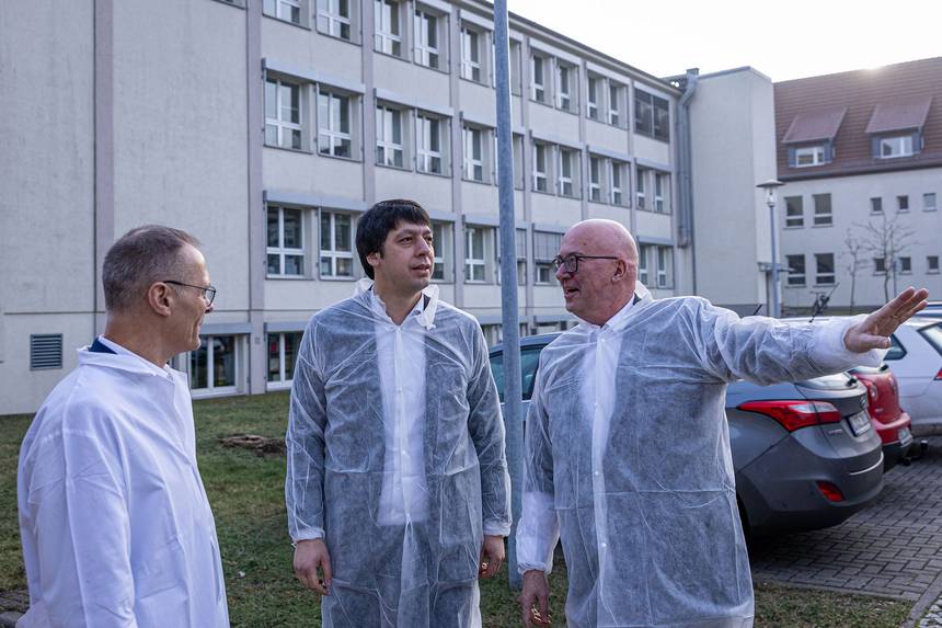 Alexander Nissle (rechts) und Dietrich Mäde (links) erläutern Landrat Patrick Puhlmann die Neubaupläne auf dem LAV-Grundstück. ©Stefan Rühling pressefoto