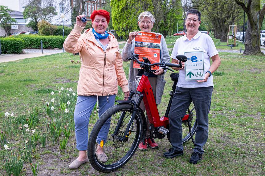 Freuen sich auf den 20. Elberadeltag: Evelin Jordan (von links), Arneburgs Stadträtin Claudia Swienteck-Bohn und Simone Tandeck. ©Stefan Rühling pressefoto