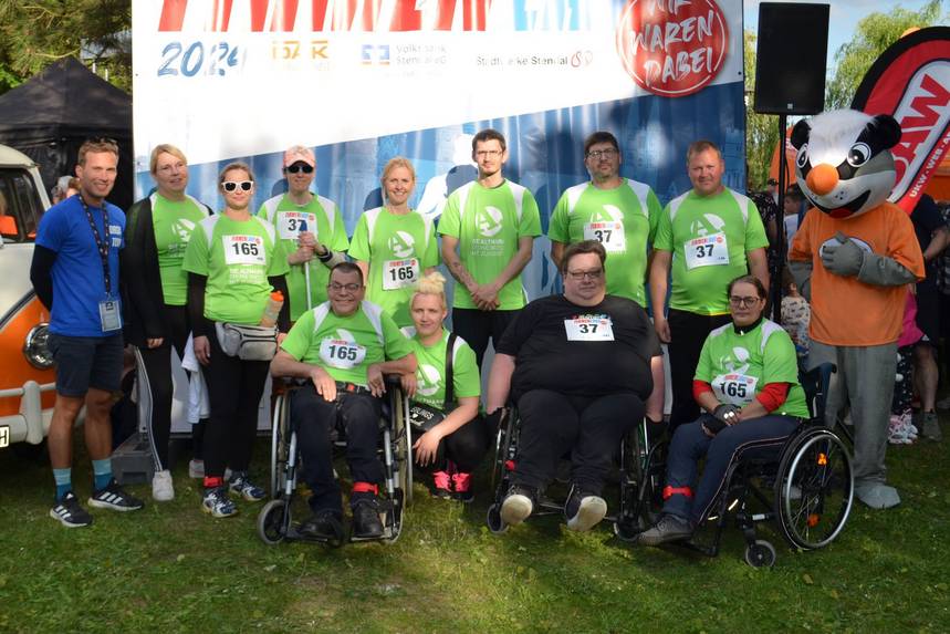 Beim Firmenlauf Altmark 2024 kam es zur Begegnung der inklusiven Laufteams mit Veranstalter Johannes Schipke (links). ©Landkreis Stendal pressefoto