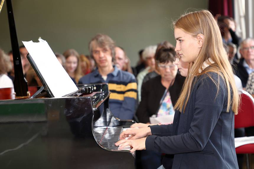 Beim letzten Konzert der Kreismusikschule in der Aula des Markgraf-Albrecht-Gymnasiums am Klavier: Anna Reppenhagen. ©Stefan Rühling anne reppenhagen