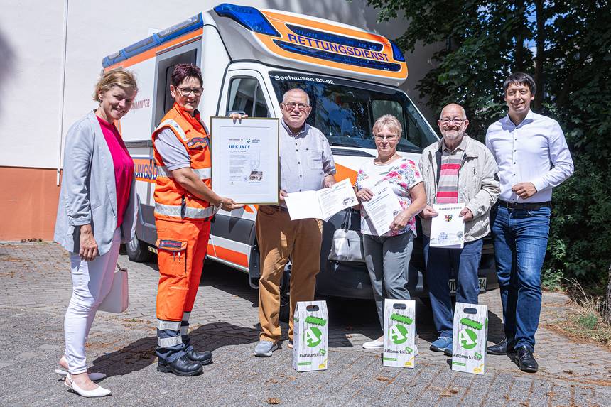 Vor der Rettungswache in Seehausen würdigte Patrick Puhlmann (von rechts) Klaus-Dieter Müller, Brigitte Hummel und Dr. Walter Fiedler im Beisein der Johanniter Unfall-Hilfe als Pioniere des Rettungsdienstes. ©Stefan Rühling pressefoto
