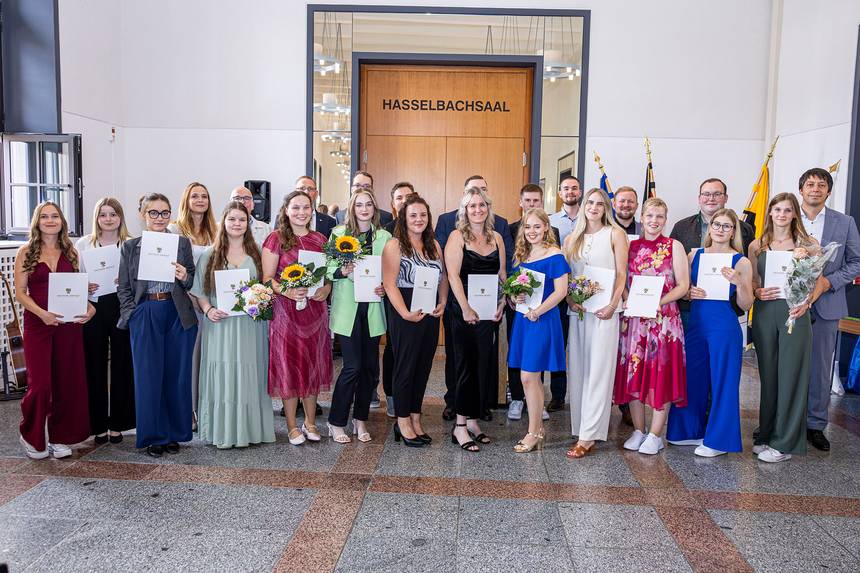 Der Jahrgang 2022 der Verwaltungsfachangestellten des Stendaler Berufsschulzentrums mit Landrat Patrick Puhlmann (rechts) und Vertretern der Lehrerschaft. ©Stefan Rühling pressefoto
