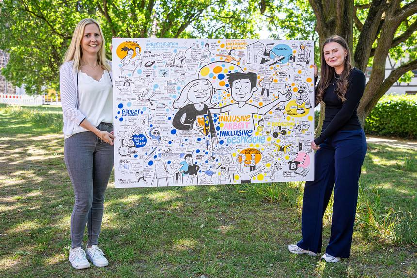 Johanna Michelis (links) und Vanessa Böttcher bilden das Örtliche Teilhabemanagement im Landkreis Stendal ©Stefan Rühling