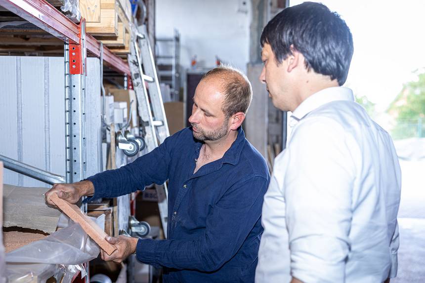Frank Döring (links) erklärt Patrick Puhlmann die besonderen Eigenschaften von Schamottsteinen. ©Stefan Rühling pressefoto