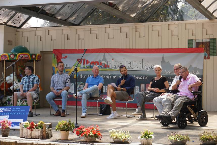 32. Fest der Begegnung ©Johanna Michelis An der Talkrunde "Inklusion heißt selbst aktiv sein" nahmen Reiko Lühe (Inklusionsbeirat des Landkreises Stendal und Altmärkischer Gehörlosenverein), der Stendaler Oberbürgermeister Bastian Sieler, der Landesbehindertenbeauftragte Dr. Christian Walbrach, Intendantin Dorotty Szalma sowie Peter Halle und Marcus Graubner vom Allgemeinen Behindertenverband in Deutschland teil. Moderiert wurde die Talkrunde von Stefan Bernschein (Mitte).