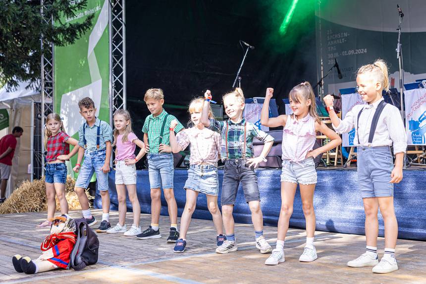 Beim Sachsen-Anhalt-Tag 2024 in Stendal ist im Regionaldorf „Altmark“ auf und neben der Bühne jede Menge geboten worden, wie hier durch die Dorfrocker des Schinner Carneval Clubs. ©Stefan Rühling pressefoto