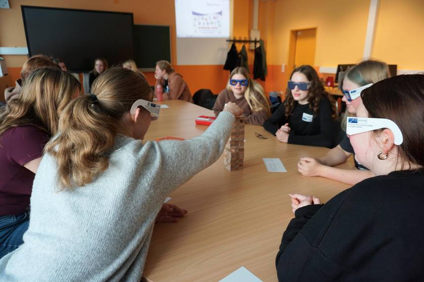 Schulprojekt zur "Woche des Sehens" ©Johanna Michelis Schülerinnen der 9. Klasse spielen Jenga mit Simulationsbrillen