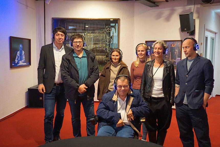 Landrat Patrick Puhlmann, Reiko Lühe vom Altmärkischen Gehörlosenverein, die Örtlichen Teilhabemanagerinnen Vanessa Böttcher und Johanna Michelis, Intendantin Dorotty Szalma und ihr Vertreter Roman Kupisch (v.l.n.r.) sowie vorne Marcus Graubner vom Allgemeinen Behindertenverband.