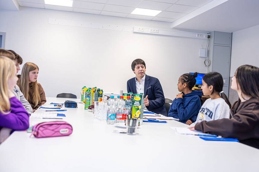Landrat Patrick Puhlmann im Pressegespräch mit den Schüler-Reportern aus Osterburg und Stendal. ©Stefan Rühling pressefoto