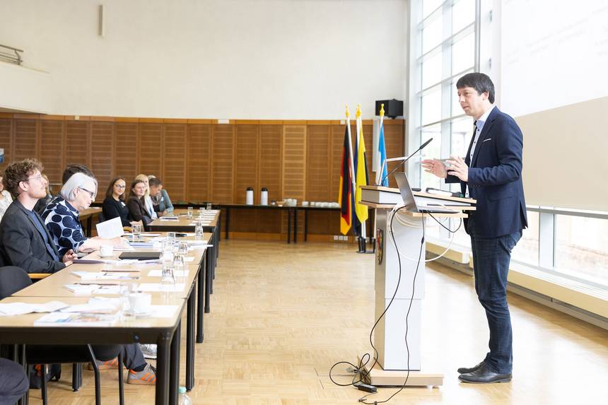 Patrick Puhlmann begrüßte die Gäste im Stendaler Landratsamt und unterstich die Bedeutung des Themas. pressefoto