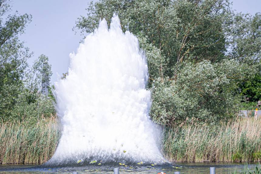 Die Sprengung unter Wasser ergab eine meterhohe Fontäne. pressefoto