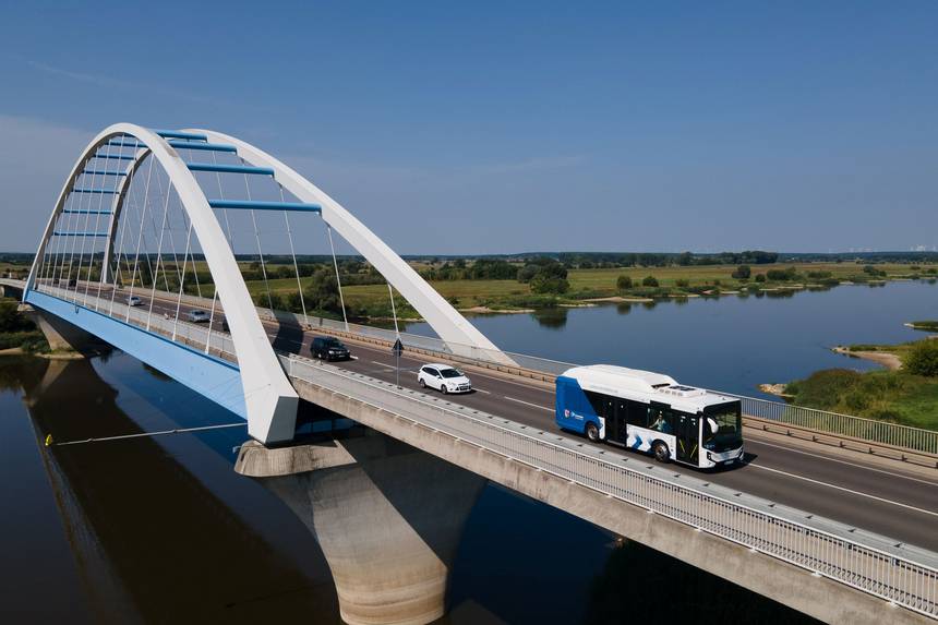 Ein Bus von Stendalbus auf der Elbbrücke Tangermünde. ©Stendalbus pressefoto