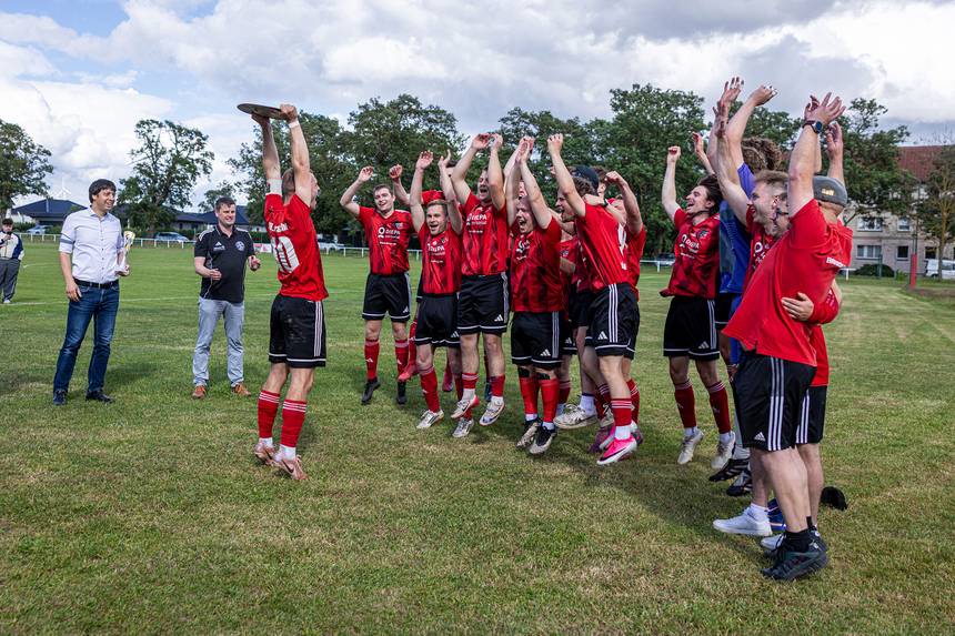 Die Mannschaft des SV Eintracht Lüderitz bejubelt den Gewinn der Kreismeisterschaft. ©Stefan Rühling pressefoto