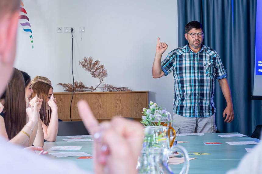 Reiko Lühe führt die Schüler in das Fingeralphabet ein. ©Vanessa Böttcher pressefoto