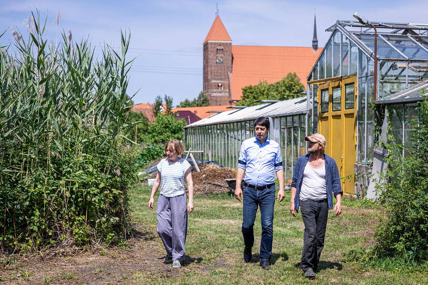 Auf einem Rundgang über die Alte Gärtnerei Werben informieren Marcus Schorlemmer (rechts) und Anne-Christin Saß (links) den Landrat über zukünftige Planungen. ©Stefan Rühling pressefoto