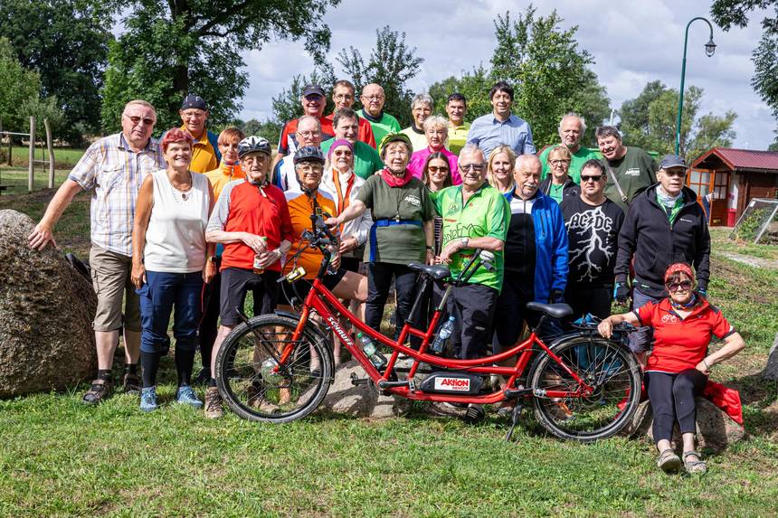 Die Gruppe um Monika Möller (vorne Mitte) bei einer Zwischenstation im Findlingspark Darnewitz. ©Stefan Rühling pressefoto