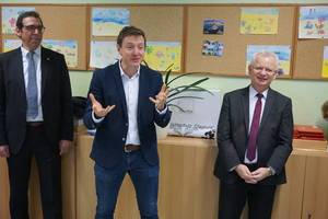 Bürgermeister Andreas Brohm erklärt den Schülern die Landaufschwung-Förderung