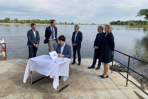 Der Landrat des Landkreises Stendal unterzeichnet den Kooperationsvertrag © Foto: Pressestelle Landkreis Jerichower Land