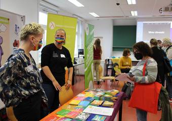 Teilnehmende besuchen die Stände der Beratungsstellen © Vanessa Dahrendorff