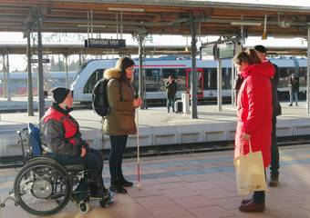 Die Teilnehmenden diskutieren am Gleis 1 über die barrierefreie Zugänglichkeit der Züge © Johanna Michelis