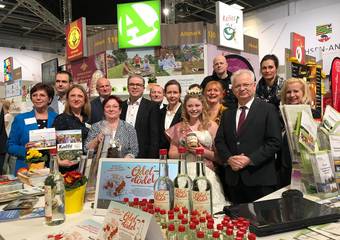 Gute Stimmung, Vielfalt und regionaler Zusammenhalt: Zur Eröffnung des Regionaltages kamen altmärkische Aussteller mit den Landräten zu einem gemeinsamen Bild zusammen © sabrina lamcha