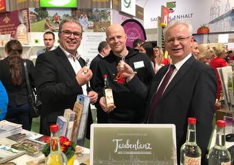 Kostprobe am Stand der Stendaler Privatbrauerei mit Landräten Wulfänger und Ziche © sabrina lamcha
