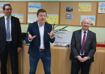 Bürgermeister Andreas Brohm erklärt den Schülern die Landaufschwung-Förderung