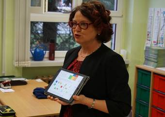 Die Schulleiterin demonstriert die Nutzung der neuen Tablets