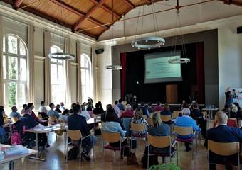 Die Moderatorin Annemarie Kock vom Blinden- und Sehbehindertenverband begrüßt die 50 Gäste. © Johanna Michelis Die Moderatorin Annemarie Kock vom Blinden- und Sehbehindertenverband begrüßt die 50 Gäste. © Johanna Michelis