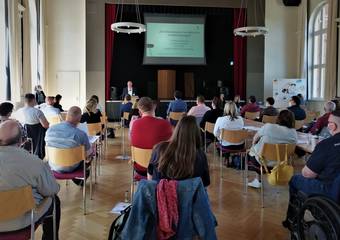 Herr Dr. Walbrach referiert zum Thema "Die Arbeitssituation von Menschen mit Behinderung in Sachsen-Anhalt". © Johanna Michelis Herr Dr. Walbrach referiert zum Thema "Die Arbeitssituation von Menschen mit Behinderung in Sachsen-Anhalt". © Johanna Michelis