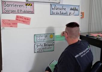 Die Gäste teilen an einer Pinnwand ihre Probleme, Sorgen oder auch Wünsche bezüglich Inklusion mit. © Johanna Michelis Die Gäste teilen an einer Pinnwand ihre Probleme, Sorgen oder auch Wünsche bezüglich Inklusion mit. © Johanna Michelis