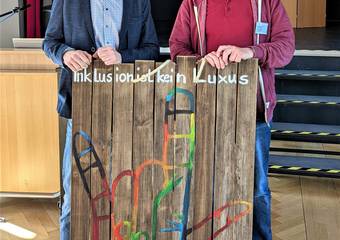 Reiko Lühe überreicht Frank Bühnemann (Salus Altmark Holding gGmbH neuwerk) eine Holztafel mit dem Aufdruck "Inklusion ist kein Luxus, Inklusion ist ein Menschrecht". © Stefanie Kämpfe Reiko Lühe überreicht Frank Bühnemann (Salus Altmark Holding gGmbH neuwerk) eine Holztafel mit dem Aufdruck "Inklusion ist kein Luxus, Inklusion ist ein Menschrecht". © Stefanie Kämpfe